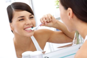 A fogfehérítés nem egyezik a fogmosással. Fogmosással nem fehéríti fogait.